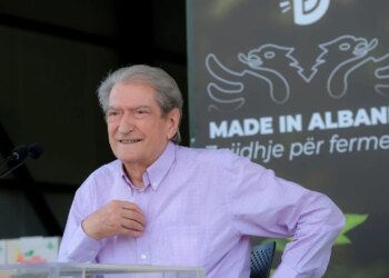 Berisha takim me fermerët në Cërrik, thirrje të rinjve: Bëni gjithçka për t'u bashkuar me bashkëmoshatarët në Tiranë