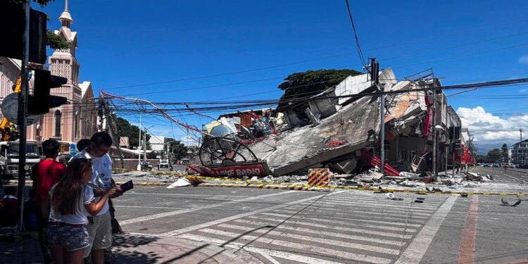 Bilanci rritet: 32 të vdekur dhe 200 të plagosur pas tërmetit 7.8 në Filipine
