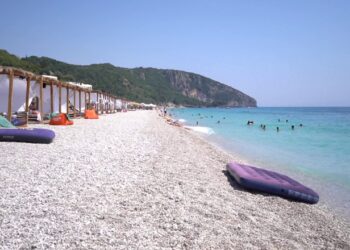 Bizneset presin një verë të mirë; shërbimet dhe turizmi rrisin besimin në ekonomi, ndërsa tregtia e industria frenohen