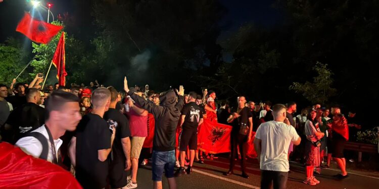 Bllokimi i autostradës dhe marshimi drejt Rinasit krijojnë debat mes organizatorëve, përplasje në rrjetet sociale