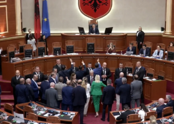 Bllokimi i vazhdueshëm i foltores nga PD shtyn votimin për amnistinë në orët e pasdites; duhen 84 vota