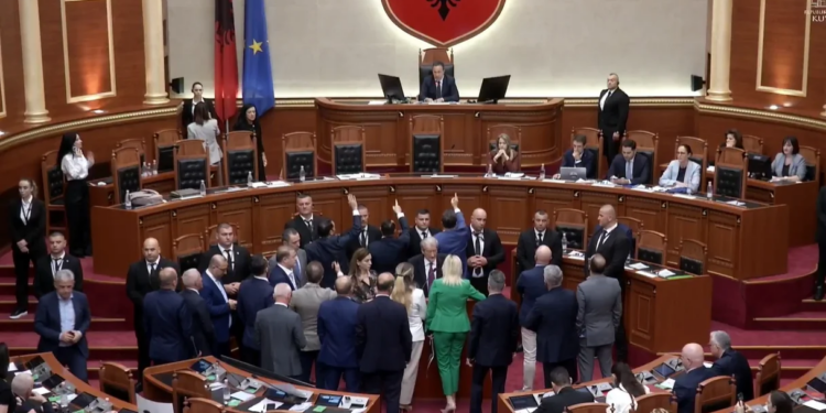 Bllokimi i vazhdueshëm i foltores nga PD shtyn votimin për amnistinë në orët e pasdites; duhen 84 vota