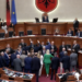 Bllokimi i vazhdueshëm i foltores nga PD shtyn votimin për amnistinë në orët e pasdites; duhen 84 vota