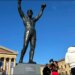 Botërori 2026/ Tifozët e Brazilit, të frikësuar nga mallkimi, nuk e veshin statujën e famshme Rocky Balboa