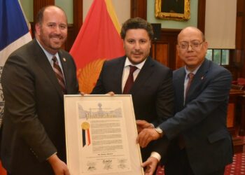 Ceremoni e veçantë në Nju Jork ku ish-kryeministri shqiptar i Malit të Zi nderohet me titullin Qytetar Nderi