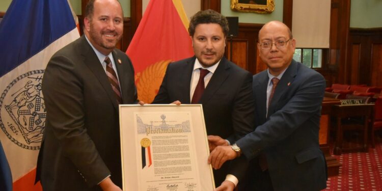 Ceremoni e veçantë në Nju Jork ku ish-kryeministri shqiptar i Malit të Zi nderohet me titullin Qytetar Nderi