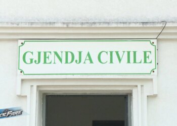 Denoncimi i pazakontë nga Shijaku: Gjendja Civile më bëri me ‘motër’, futi gabimisht komshien te certifikata ime