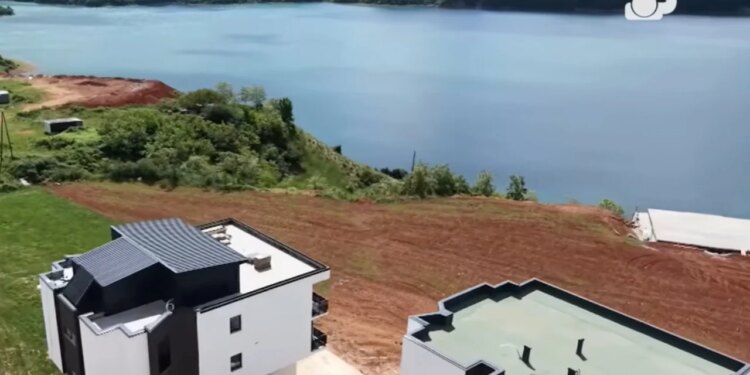 Denoncimi në Fiks Fare: Ndërtim pa leje mbi tarracën e përbashkët, komuna e Dibrës së Madhe nis hetimet