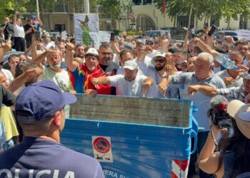 Deputetët në seancë plenare; protestuesit qëllojnë me vezë drejt Parlamentit: Rama n’burg, Berisha n’burg