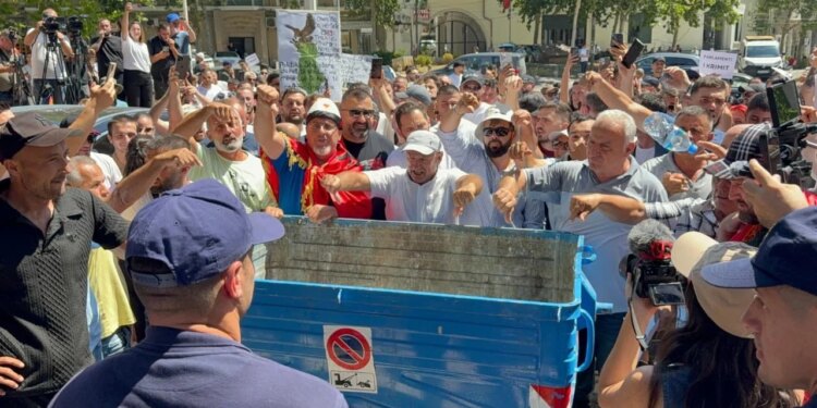 Deputetët në seancë plenare; protestuesit qëllojnë me vezë drejt Parlamentit: Rama n’burg, Berisha n’burg