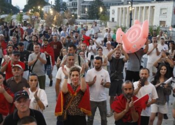 Deputetët në seancë plenare, qytetarët në protestë; nismëtari: Në orën 10:00 para Parlamentit bashkohuni me ne