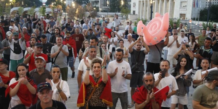 Deputetët në seancë plenare, qytetarët në protestë; nismëtari: Në orën 10:00 para Parlamentit bashkohuni me ne