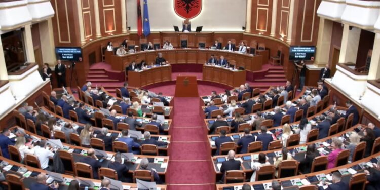 Deputeti i PD propozon zgjerimin e amnistisë për të dënuarit e Gjykatës së Posaçme