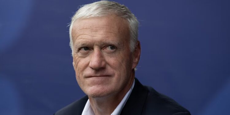 Deschamps rikthehet në Francë pas vdekjes së nënës së tij dhe nis hartimin e planit për ndeshjet vendimtare