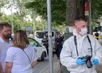 Detaje nga grabitja në bankë: autori ndoqi qytetaren te arka brenda institucionit dhe i rrëmbeu paratë nga dora