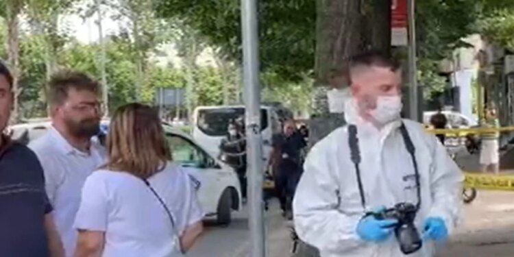 Detaje nga grabitja në bankë: autori ndoqi qytetaren te arka brenda institucionit dhe i rrëmbeu paratë nga dora