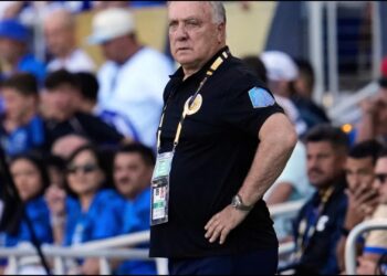 Dick Advocaat, gjyshi i Botërorit, përballet me rinjtë: Kam fat që vazhdojnë të më duan në këtë moshë