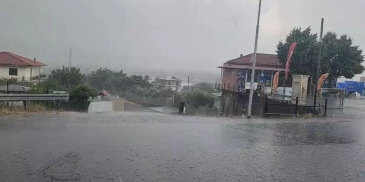 Dielli zëvendësohet nga shiu në Elbasan, rrebeshe gjatë pasdites