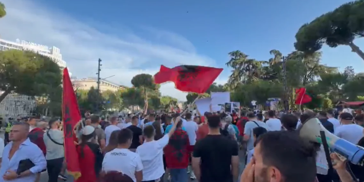 Dita 11 e protestës: Mos u provokoni, ngremë forum kombëtar gjithëpërfshirës; thirrje turmës: mos të bjerë tubimi