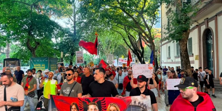 Dita 19-të e tubimit, ndryshon itinerarin e marshimit; protestuesit nisen drejt Kuvendit, thërrasin deputetët e PS: Dorëzoni mandatet