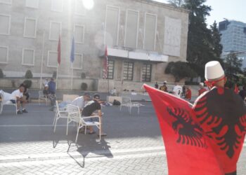 Dita 21 e tubimit: Qëndruan deri në orët e para të mëngjesit para Kryeministrisë; policia procedon 9 protestues