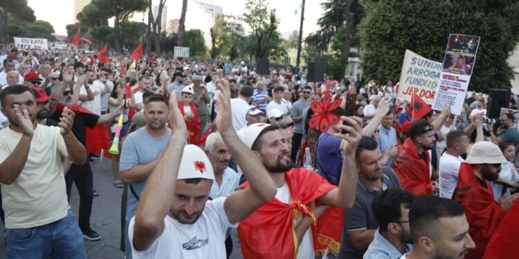 Dita 28-të e protestës, qytetarët para Kryeministrisë; eurodeputetja Salis: Europa nuk është në Bruksel, por këtu në Tiranë