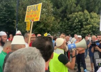Dita 31 e tubimit në Tiranë: protestuesit nisen drejt Kryeministrisë pas përplasjeve në Kuvend — Ata duan dhunë