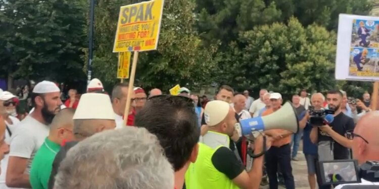 Dita 31 e tubimit në Tiranë: protestuesit nisen drejt Kryeministrisë pas përplasjeve në Kuvend — Ata duan dhunë