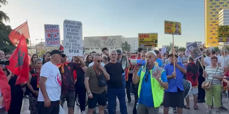 Dita e 20-të e protestës në Tiranë, organizatori Arben Kola: Nesër vjen mërgata, kanë prerë biletë pa kthim