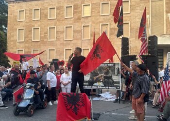 Dita e 23-të e protestës: para Kryeministrisë qytetarët nisin fjalimet, kërkojnë qeveri teknike, ligjin për Zonat e Mbrojtura