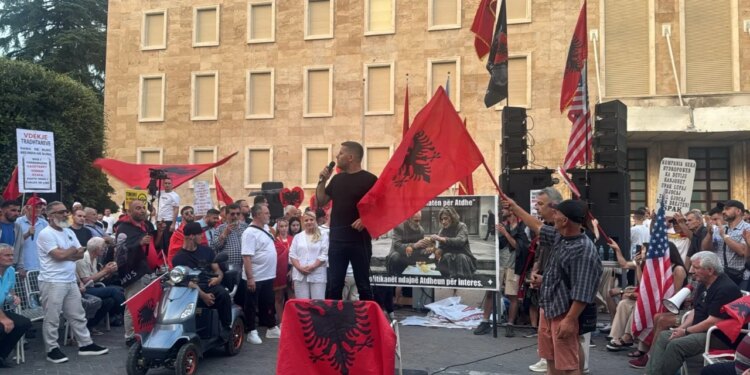 Dita e 23-të e protestës: para Kryeministrisë qytetarët nisin fjalimet, kërkojnë qeveri teknike, ligjin për Zonat e Mbrojtura