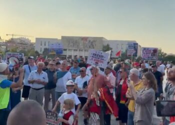 Dita e 29-të e protestës në Tiranë, nis tubimi në shesh: Ka patronazhistë që duan të nxisin dhunë
