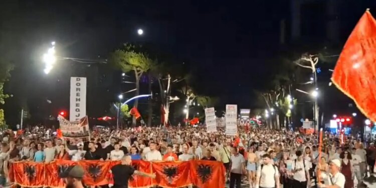 Dita e 29-të e tubimit në Tiranë, protestuesit paralajmërojnë njëri-tjetrit: Kujdes nga patronazhistët, duan të nxisin dhunë