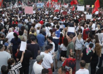 Dita e 8-të e protestës kundër projektit në Zvërnec: qytetarët mblidhen në Sheshin Skënderbej dhe nisen drejt Kryeministrisë