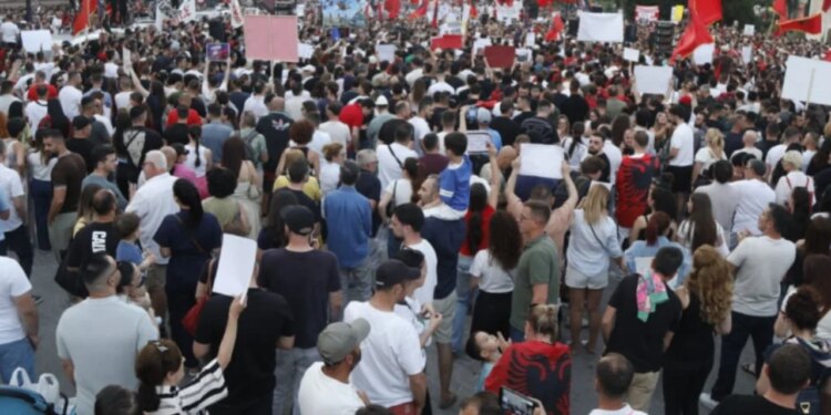 Dita e 8-të e protestës kundër projektit në Zvërnec: qytetarët mblidhen në Sheshin Skënderbej dhe nisen drejt Kryeministrisë