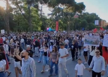 Dita e dytë e protestës në Tiranë për Zvërnecin, mijëra qytetarë marshojnë nga Ministria e Brendshme drejt Kryeministrisë
