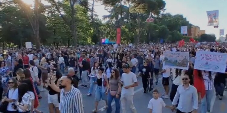 Dita e dytë e protestës në Tiranë për Zvërnecin, mijëra qytetarë marshojnë nga Ministria e Brendshme drejt Kryeministrisë
