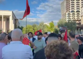 Dita e pestë e protestës për Zvërnecin, qytetarët në sheshin Skënderbej: Mirëpresim të braktisurit nga PS dhe PD