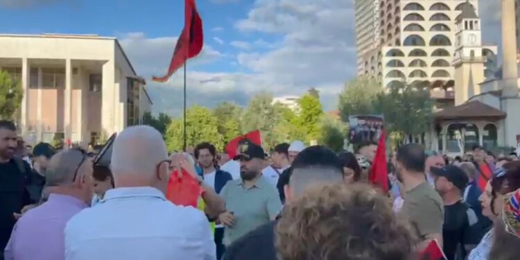 Dita e pestë e protestës për Zvërnecin, qytetarët në sheshin Skënderbej: Mirëpresim të braktisurit nga PS dhe PD
