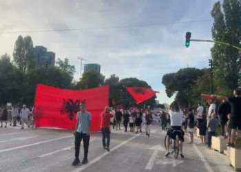 Dita e shtatë e protestës, qytetarët në shesh në Tiranë kundër investimit në Zvërnec, tubim edhe në Shkodër