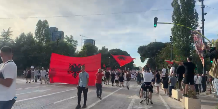 Dita e shtatë e protestës, qytetarët në shesh në Tiranë kundër investimit në Zvërnec, tubim edhe në Shkodër