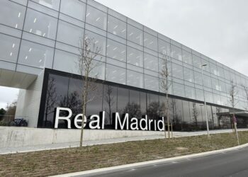 Dolën pagat e ekzagjeruara të zyrtarëve të klubit; Real Madrid vihet në kërkim të spiunit brenda selisë
