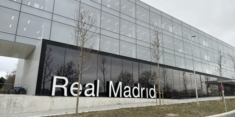 Dolën pagat e ekzagjeruara të zyrtarëve të klubit; Real Madrid vihet në kërkim të spiunit brenda selisë