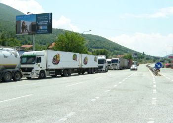 Domatet mbeten në kufi — Maqedonia bllokon kamionët shqiptarë, eksportuesit flasin për pengesa