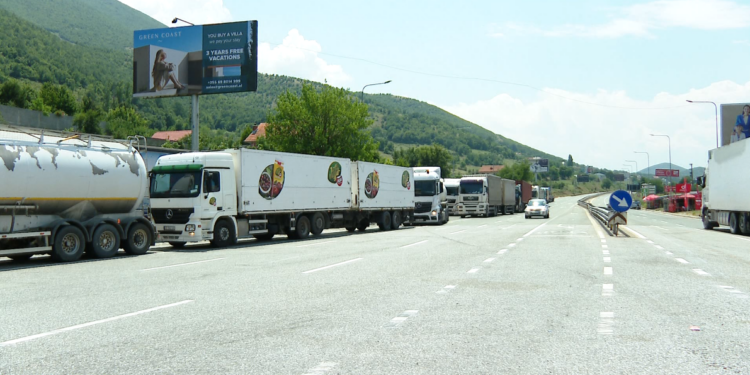 Domatet mbeten në kufi — Maqedonia bllokon kamionët shqiptarë, eksportuesit flasin për pengesa