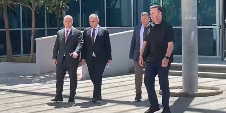 Drejtori i Policisë Skënder Hita inspekton punimet për sigurinë në Gjykatën e Posaçme