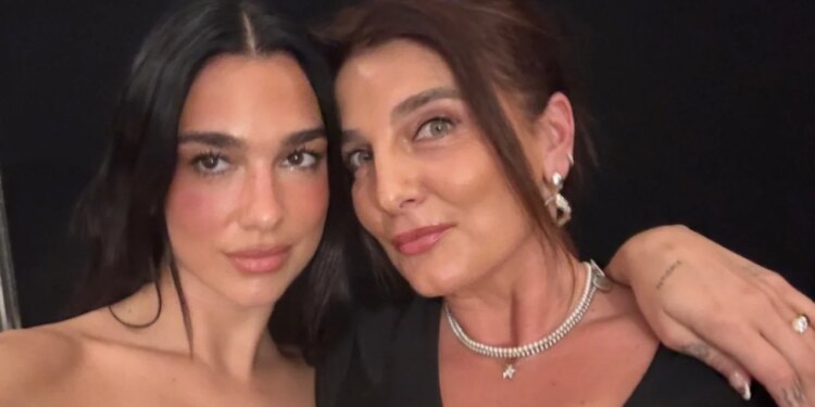 Dua Lipa uron nënën për ditëlindje: Ia detyrojmë çdo gjë të mirë dashurisë tënde, je mbretëresha e shtëpisë