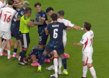 E pabesueshme, lojtari i Paraguait vjedh orën e gjyqtarit gjatë përleshjes në fushë