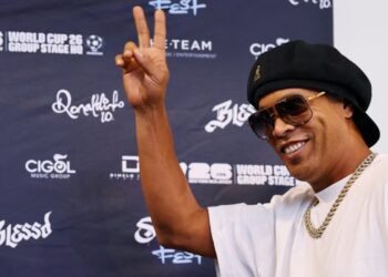 E pabesueshme por e vërtetë: legjenda braziliane Ronaldinho rikthehet në fushë pas 11 vitesh