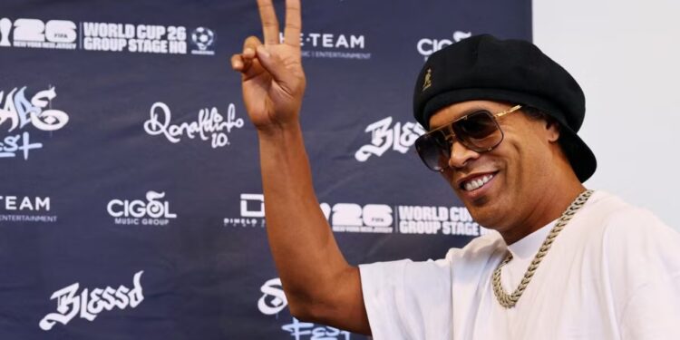 E pabesueshme por e vërtetë: legjenda braziliane Ronaldinho rikthehet në fushë pas 11 vitesh